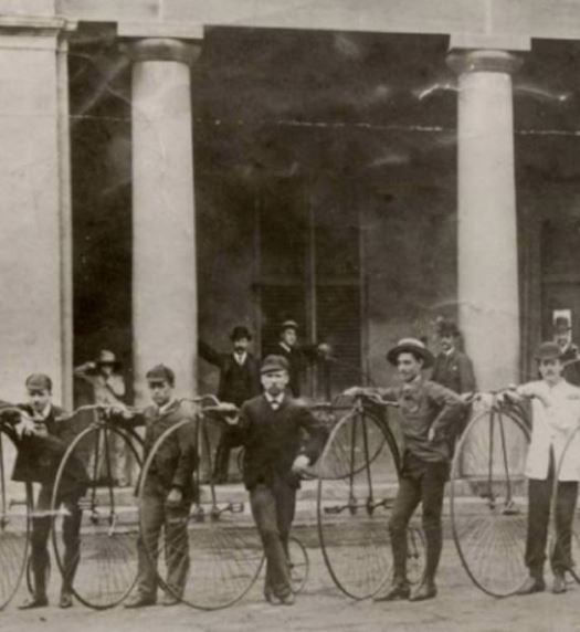 Cyclists in front of the old court house at Newcastle